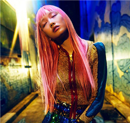 超模fernanda ly：时尚霓虹之夜