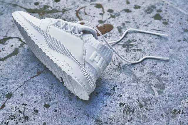 今夏就靠全白sneaker，五大复古风的白鞋出境，再也不怕在街头“撞鞋”